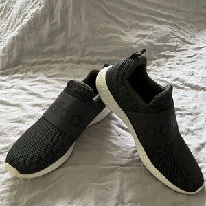 Men’s New Balance black athletic shoes